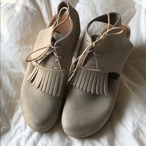 SOFIE CLOSED TOE BOOTIE WITH KILT, HIGH HEEL BRYR